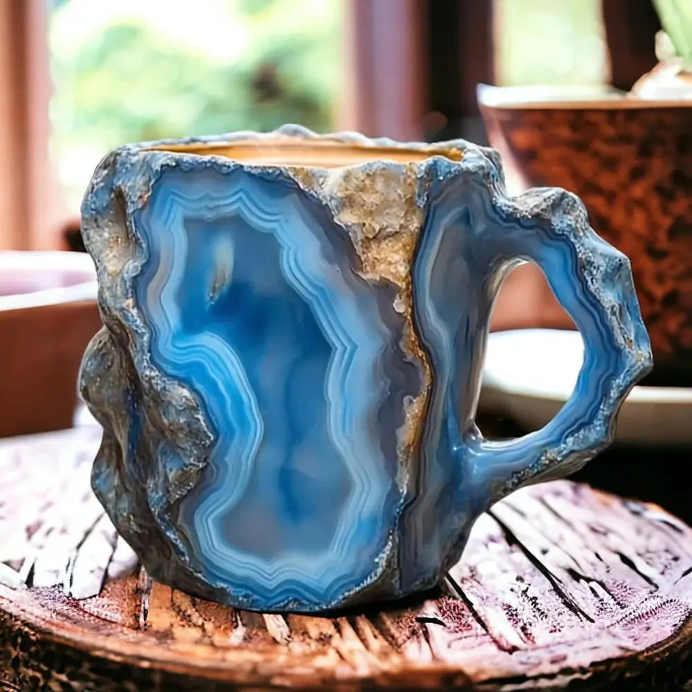 Kaffeetassen mit Kristallen und Mineralien